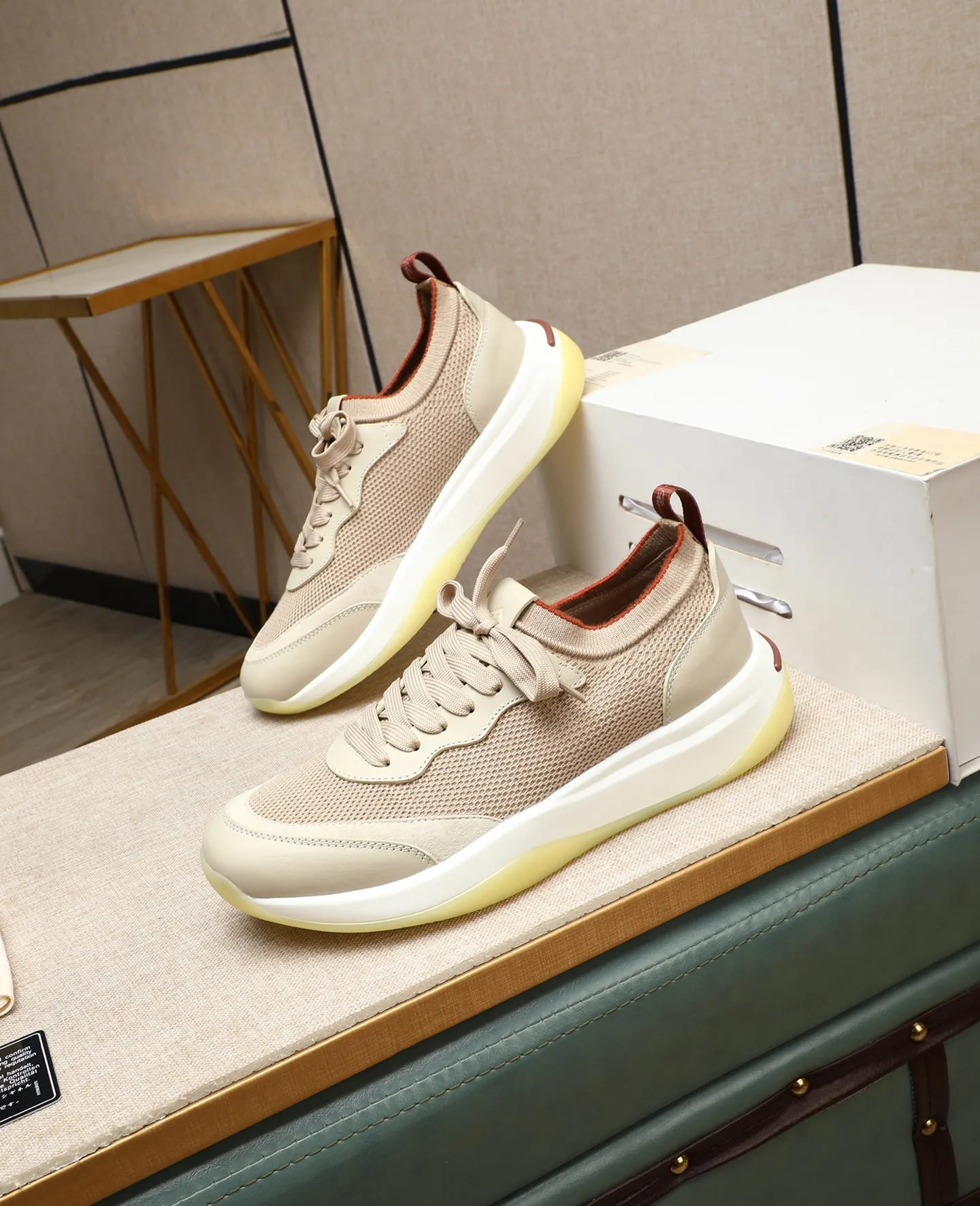 Men's shoes 💰620 🔥𝐥𝐨𝐫𝐨 𝐏𝐢𝐚𝐧𝐚 lp classic loafers, an Italian treasure brand, the only brand that can match Hermès! Only after wearing it do we realize that we can’t live up to our feet. The upper is made of imported first-layer cowhide with breathable fly-knit fabric, water-dyed cowhide foot pads, and the official original glass rubber outsole and pendant. Exclusive original packaging (tag ➕ brand paper ➕ outer box ➕ hand bag) code number: 38-44. Can be customized 45-46